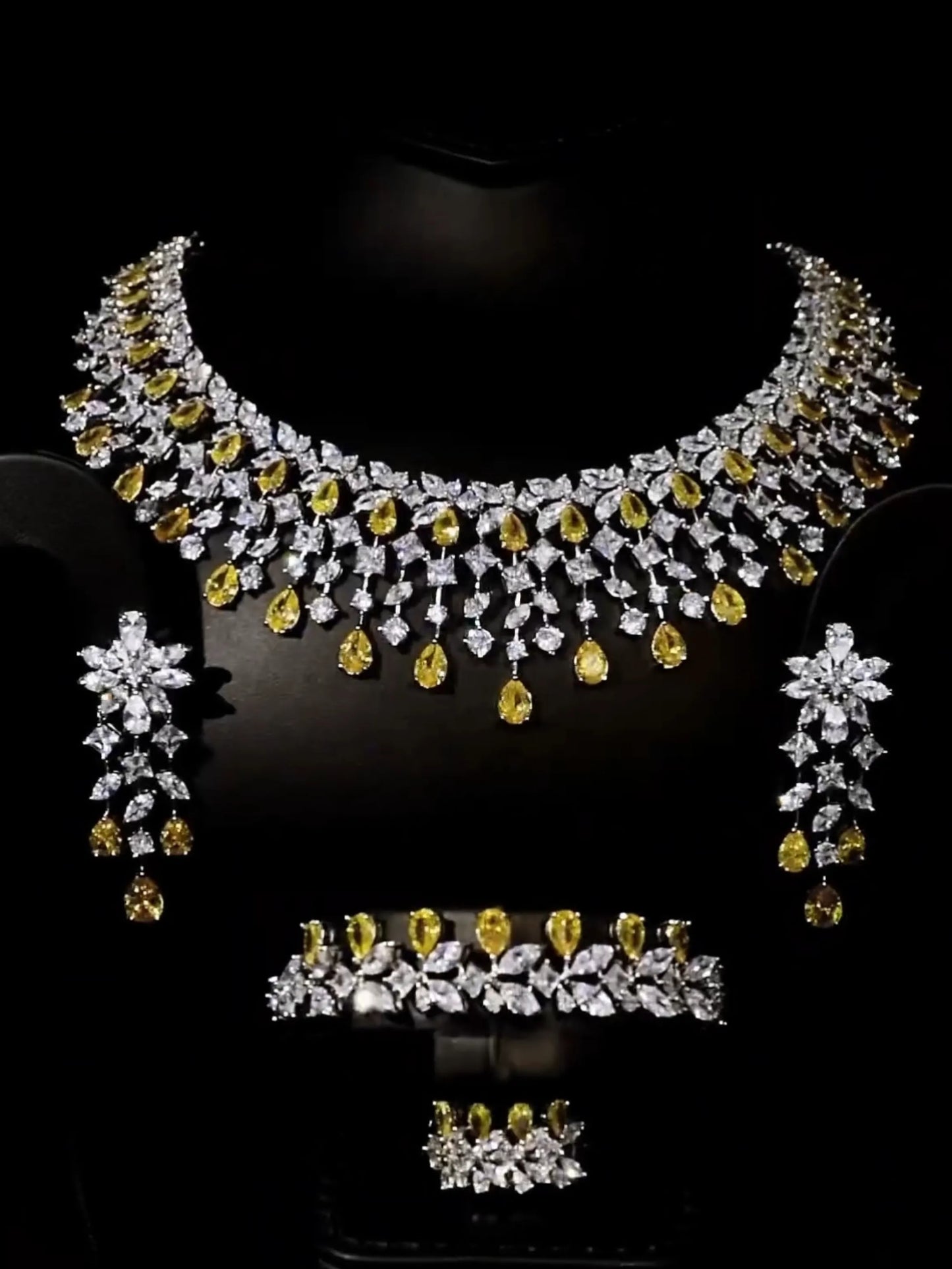 مجموعات كاملة من الحجر الأصفر