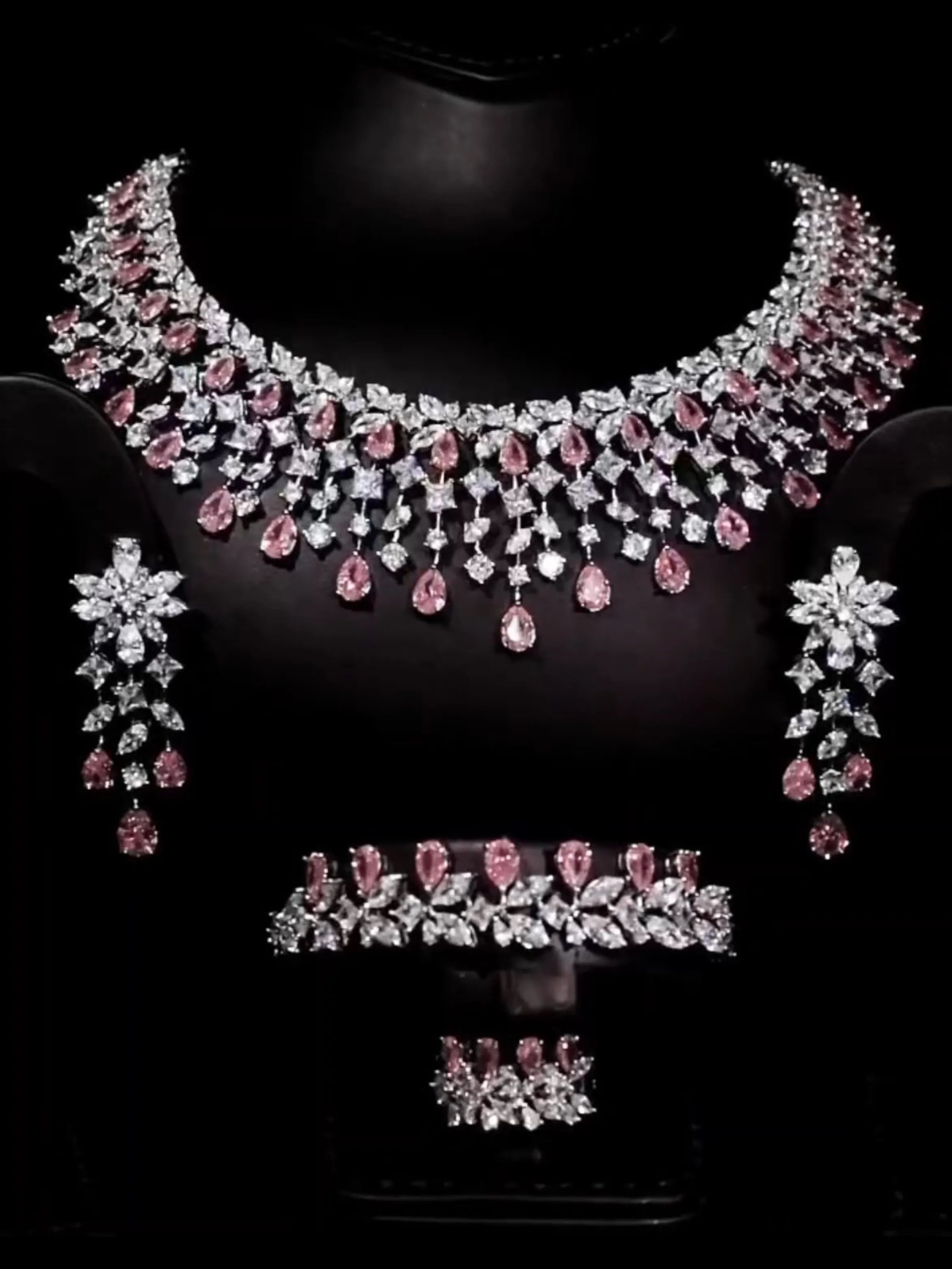 مجموعة كاملة من الأحجار باللون الوردي